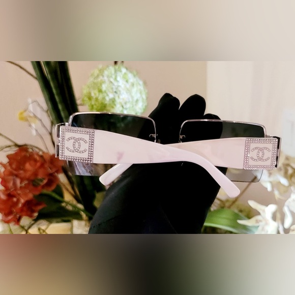 Chanel Sunglasses, excellent condition.. worn once, no scratches. - Picture 4 of 8